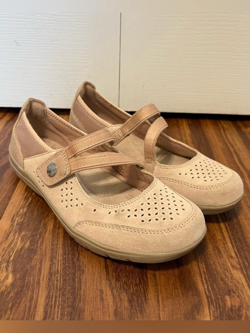Earth Spirit Comfort Mary Jane Flats in Beige size 7.5